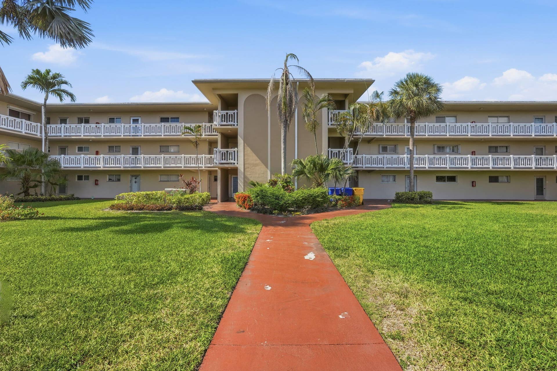 2606 Garden Drive S, #305, Lake Worth, FL 33461 Exterior of building
