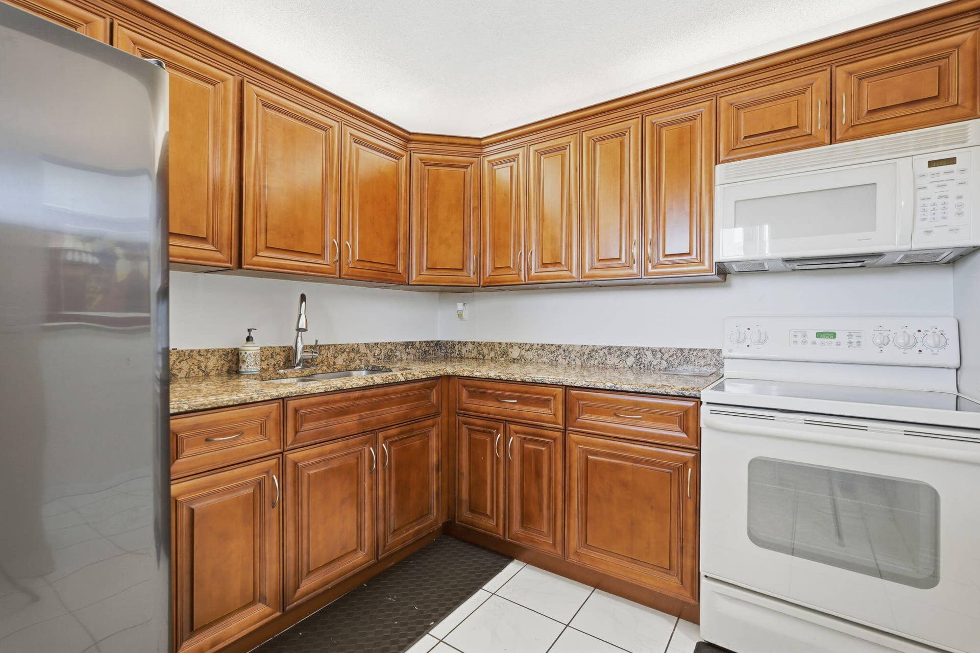 2606 Garden Drive S, #305, Lake Worth, FL 33461 Spacious kitchen with granite countertops and lots of storage in cabinets
