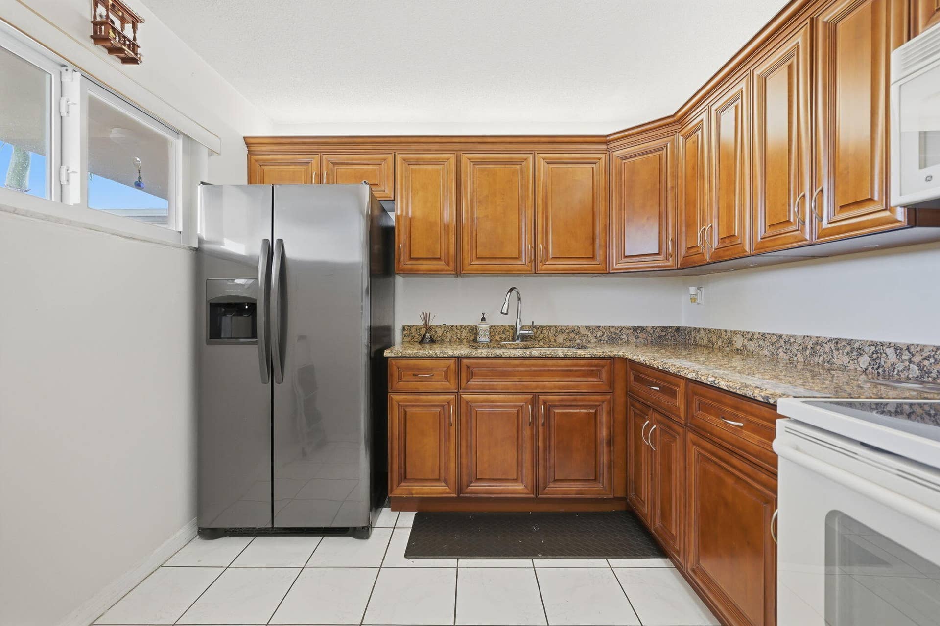 2606 Garden Drive S, #305, Lake Worth, FL 33461 Updated kitchen with granite countertops