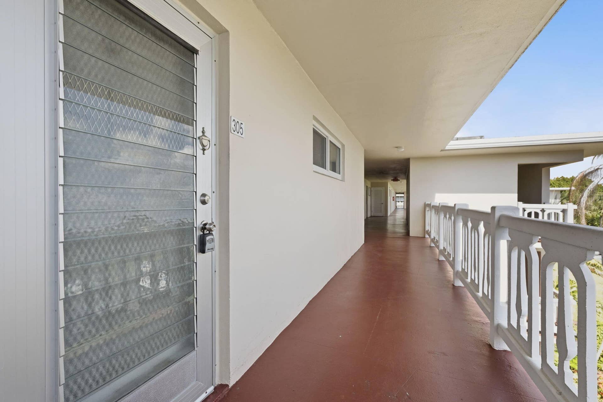 2606 Garden Drive S, #305, Lake Worth, FL 33461 Exterior hallway and front door