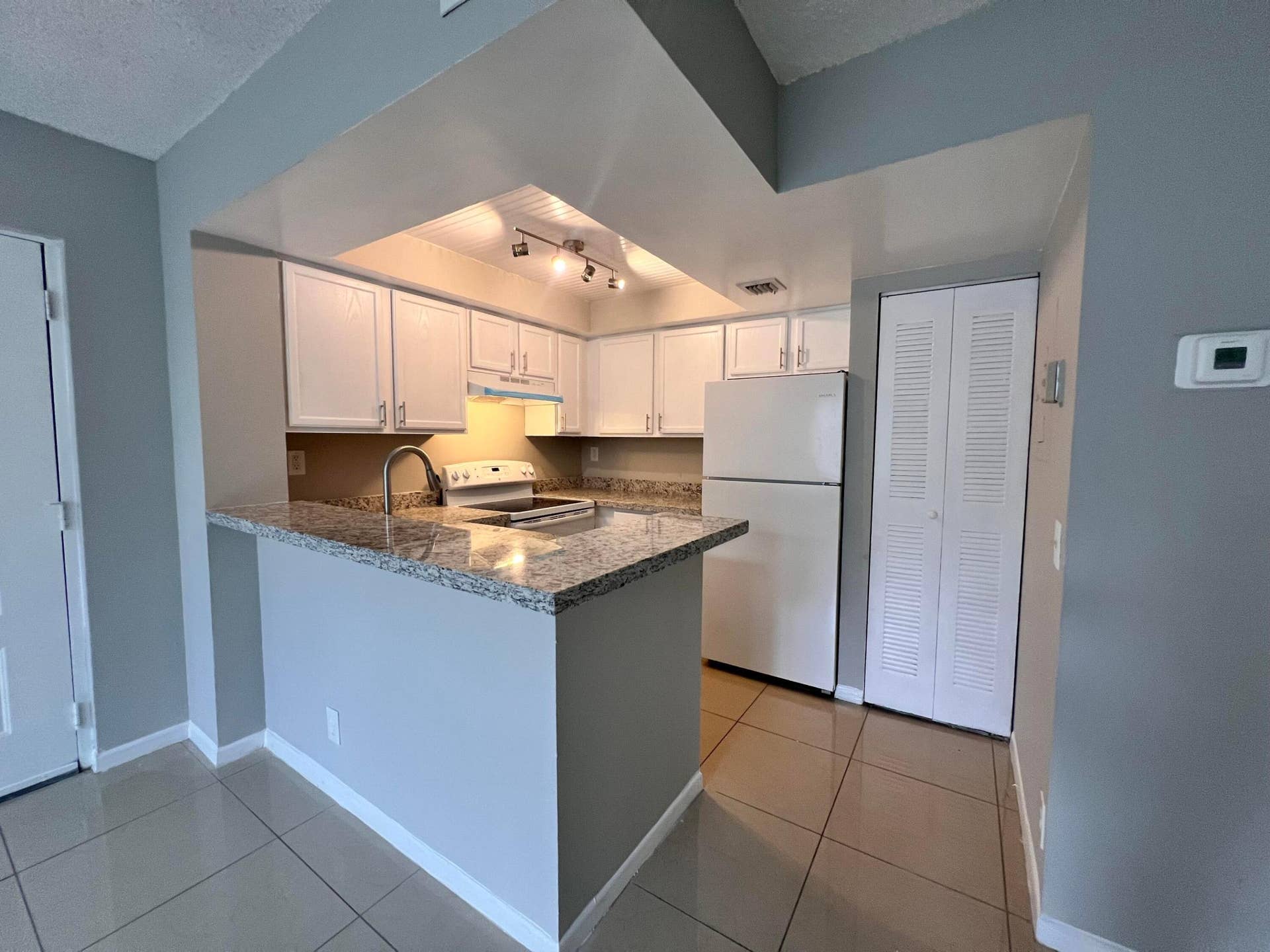 700 EXECUTIVE CENTER Drive, #211, West Palm Beach, West Palm Beach, FL 33401 IMG_4022