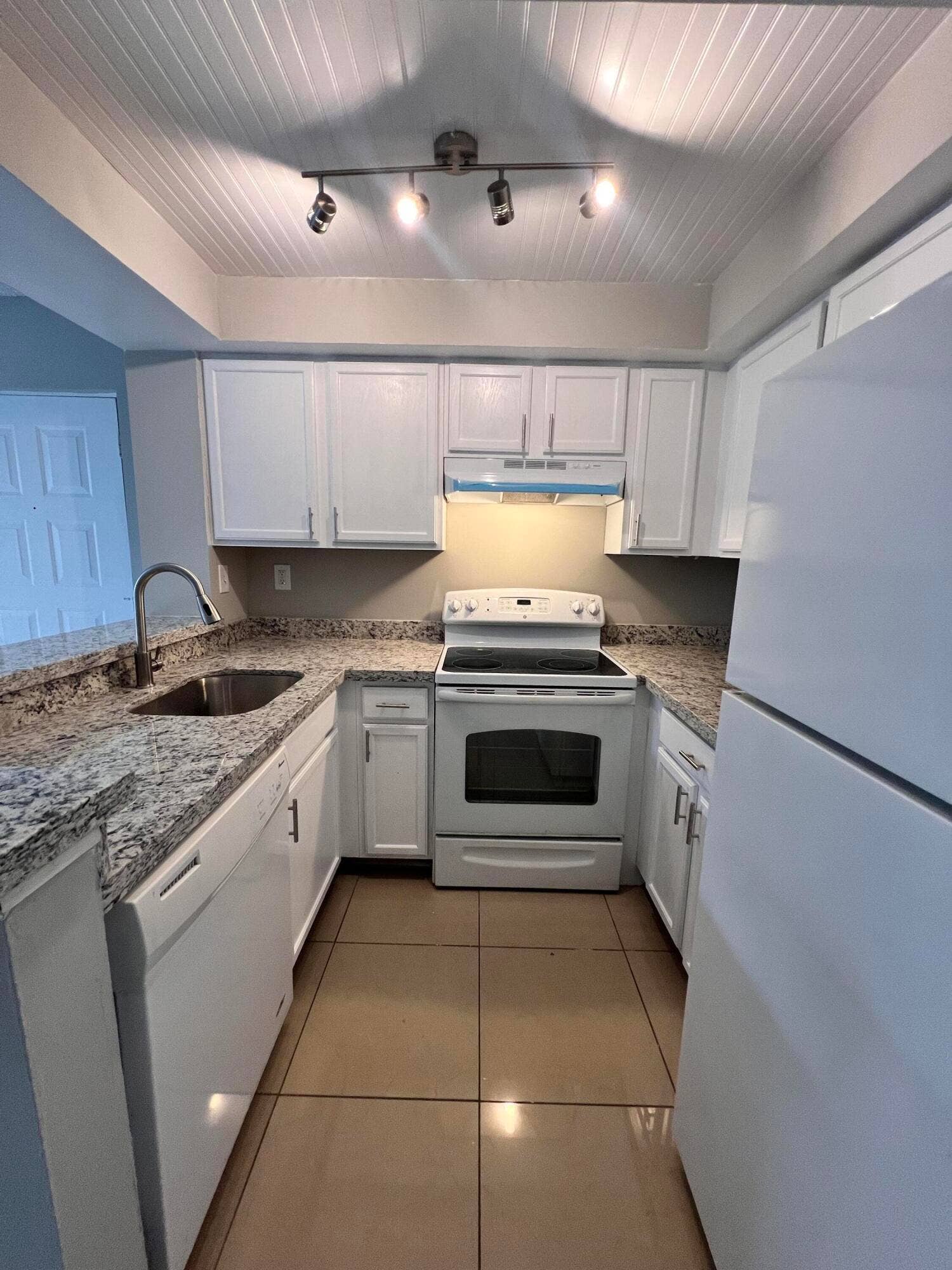 700 EXECUTIVE CENTER Drive, #211, West Palm Beach, West Palm Beach, FL 33401 Kitchen