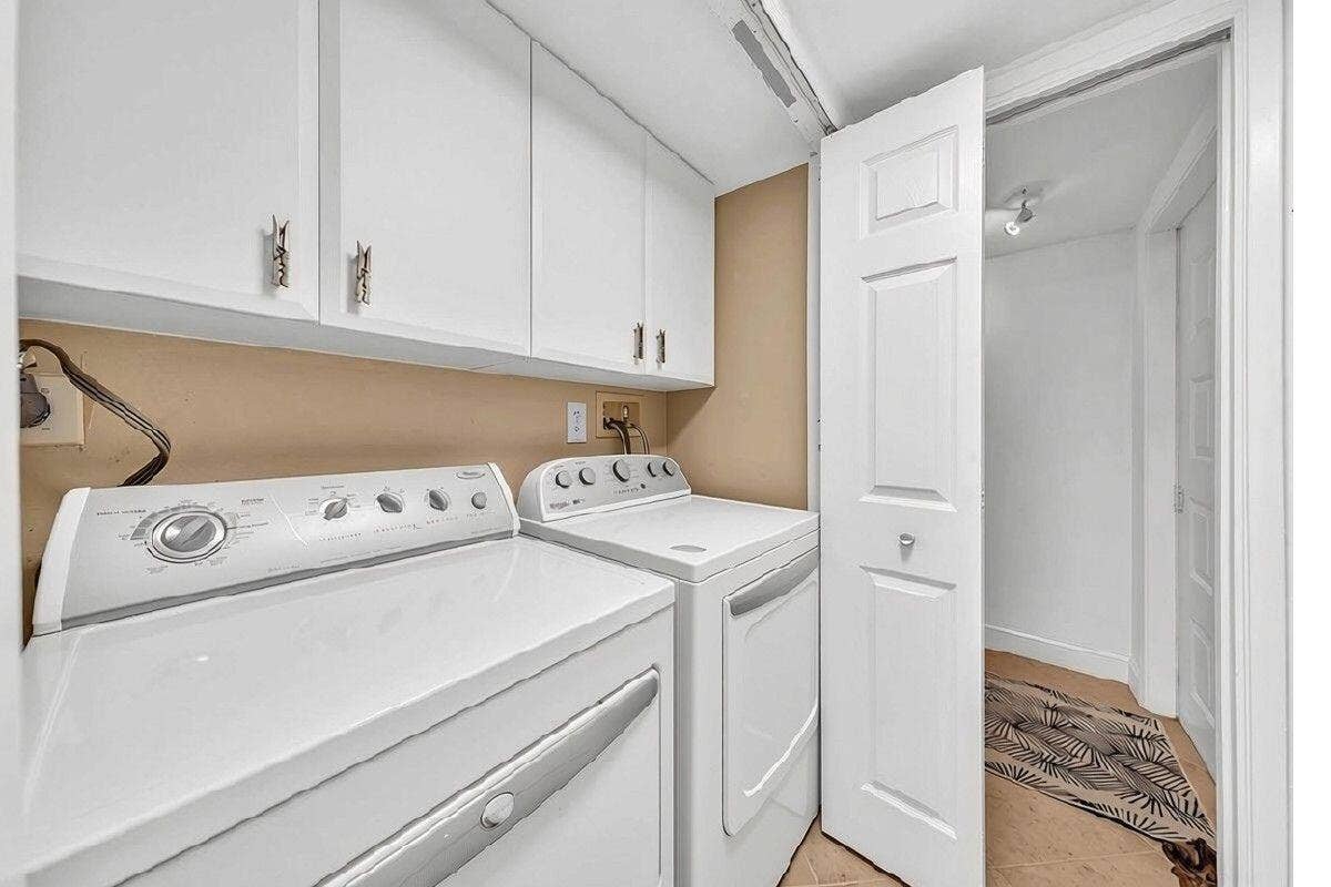3505 Oaks Way, #109, Pompano Beach, FL 33069 Side by side washer and dryer with Clothespin Knobs