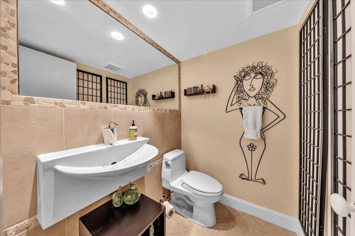 3505 Oaks Way, #109, Pompano Beach, FL 33069 There is decorative art on the walls - it is not paint!