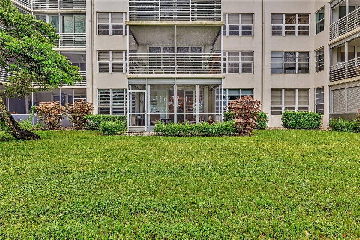 3505 Oaks Way, #109, Pompano Beach, FL 33069 Green view