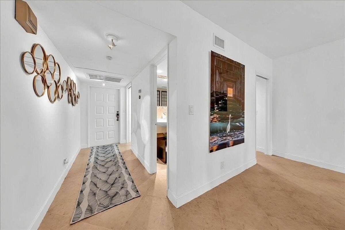 3505 Oaks Way, #109, Pompano Beach, FL 33069 View of front door hallway