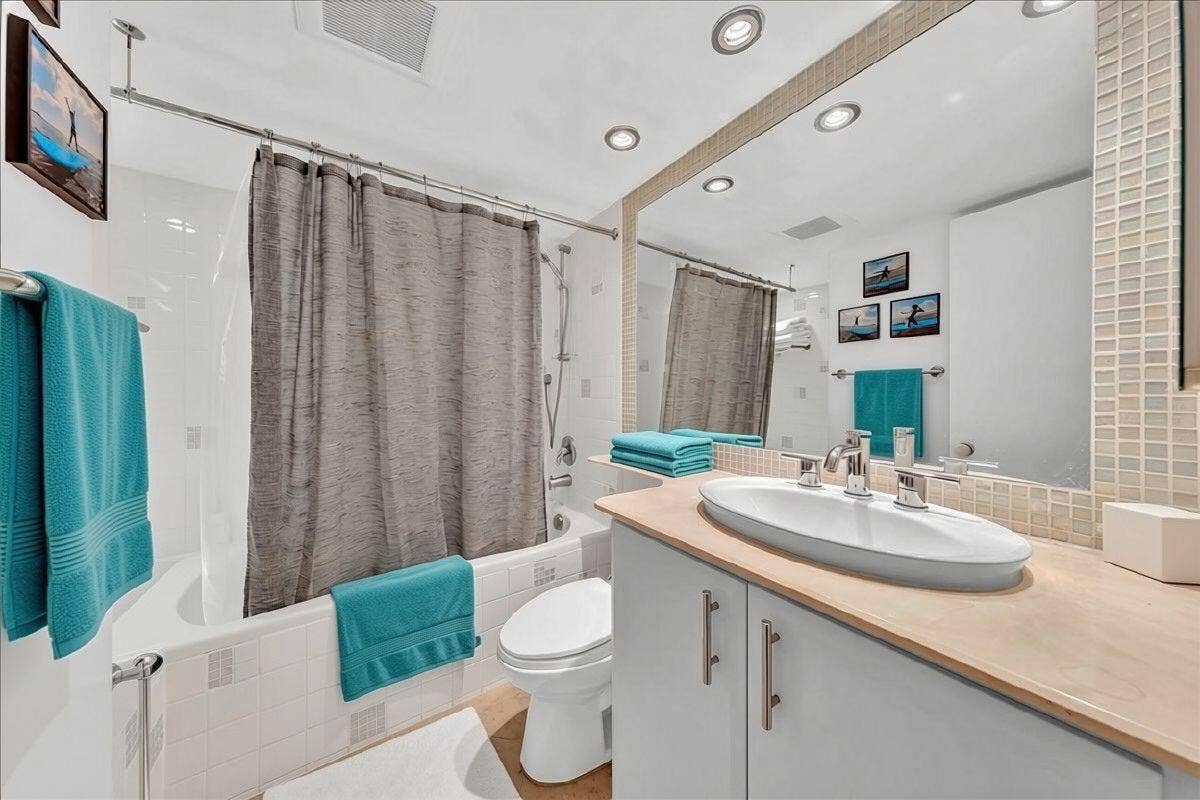 3505 Oaks Way, #109, Pompano Beach, FL 33069 5 star spa experience and notice there's extra storage in the tub area up top (see white folded towels)