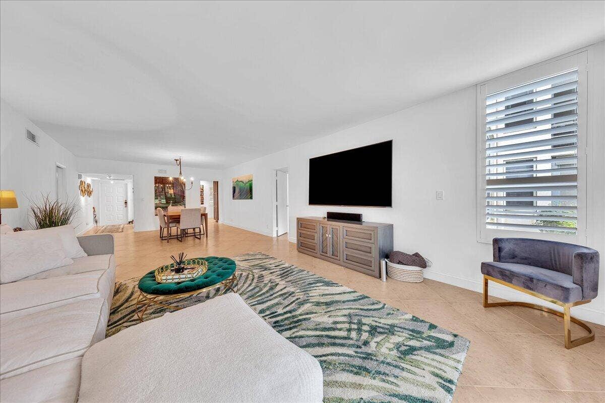 3505 Oaks Way, #109, Pompano Beach, FL 33069 Living Room