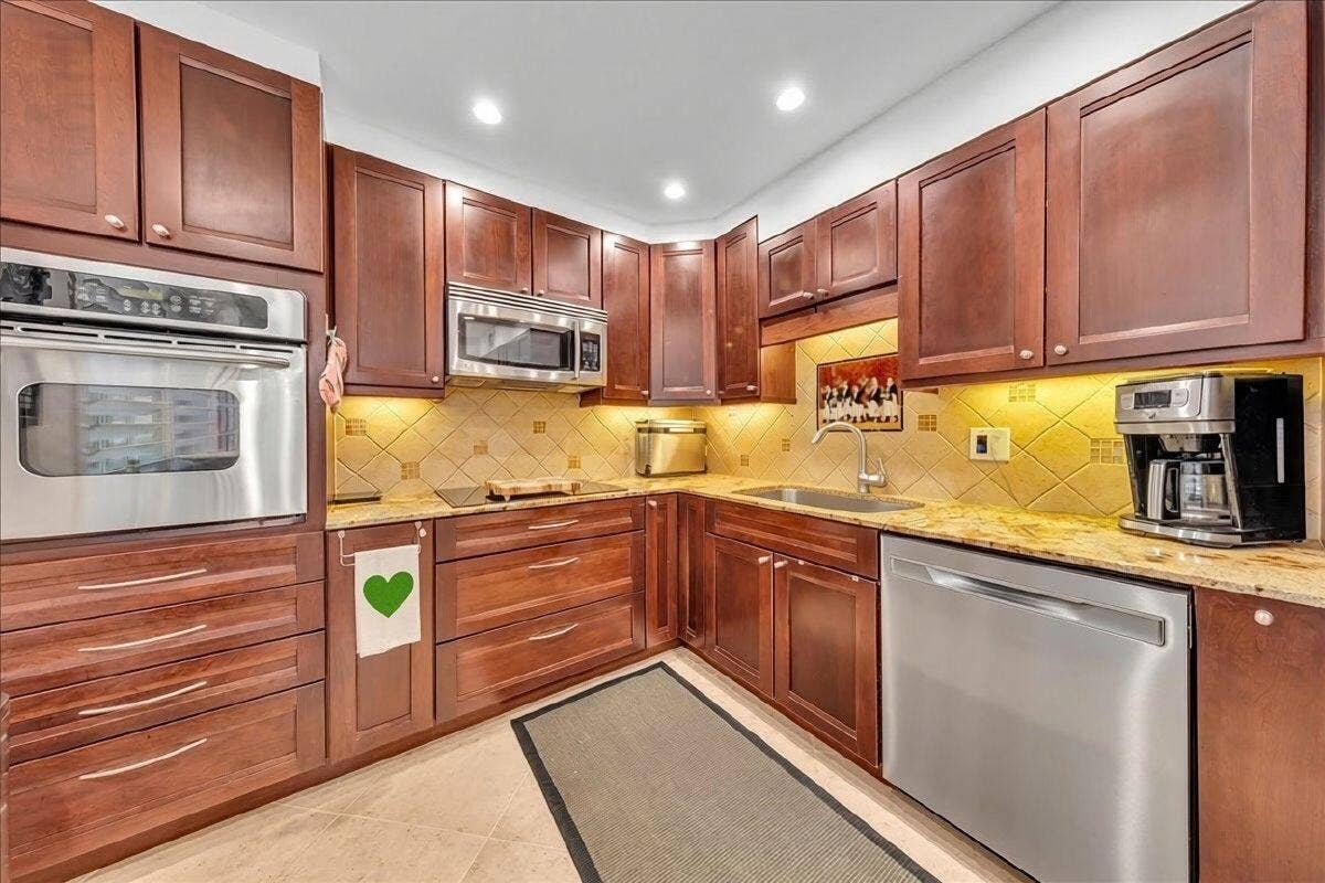 3505 Oaks Way, #109, Pompano Beach, FL 33069 Notice the spice rack to the right of the new dishwasher
