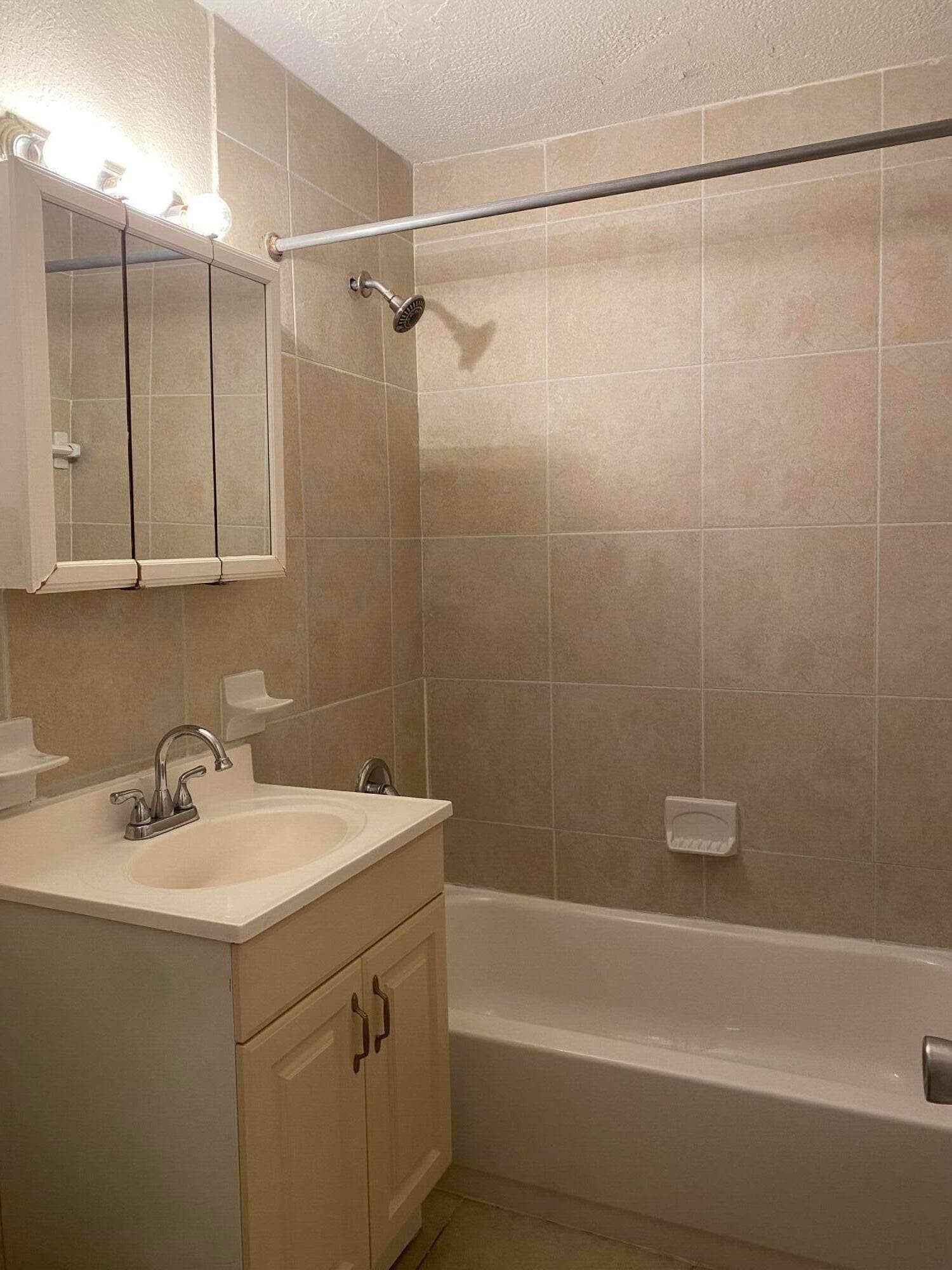 124 YACHT CLUB Drive, #1, North Palm Beach, FL 33408 yacht bathroom