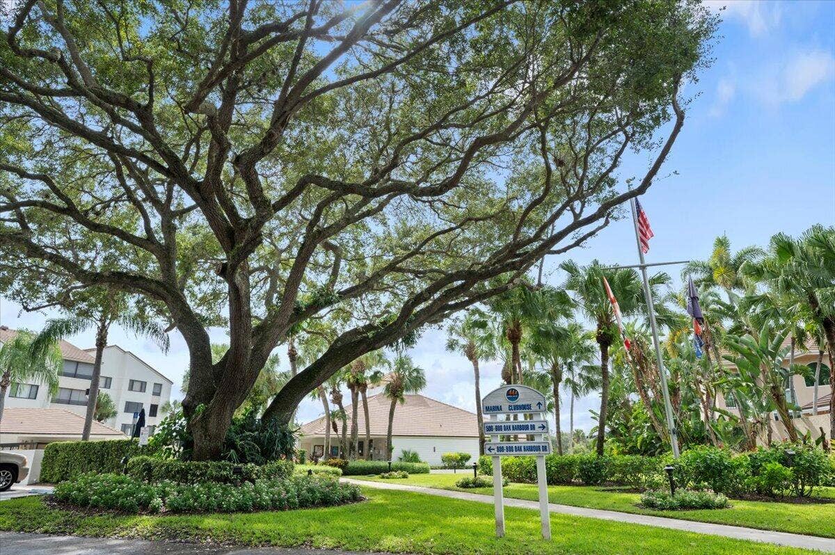 526 OAK HARBOUR Drive, #526, Juno Beach, FL 33408 56-LUX1870