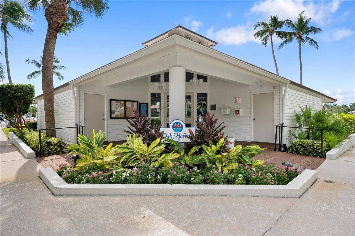 526 OAK HARBOUR Drive, #526, Juno Beach, FL 33408 49-LUX1875