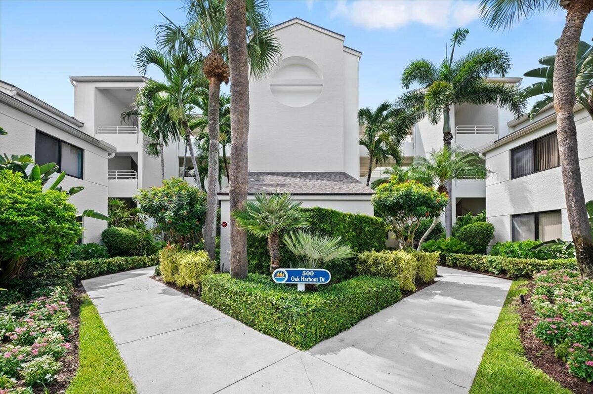 526 OAK HARBOUR Drive, #526, Juno Beach, FL 33408 01-LUX1700