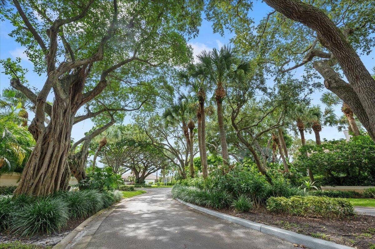 526 OAK HARBOUR Drive, #526, Juno Beach, FL 33408 55-LUX1865
