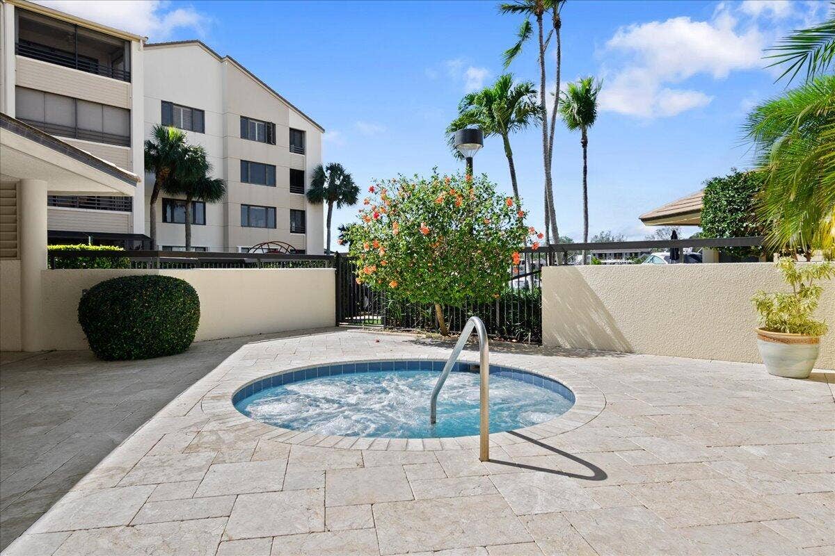 526 OAK HARBOUR Drive, #526, Juno Beach, FL 33408 57-LUX9204