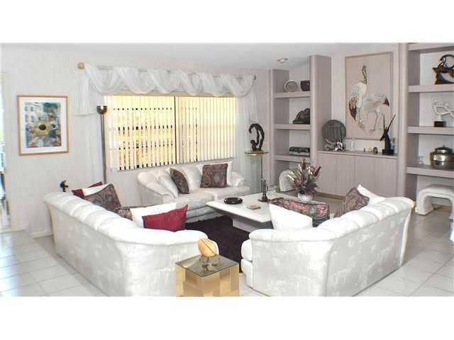 10254 Crosswind Road, Boca Raton, FL 33498 living rm
