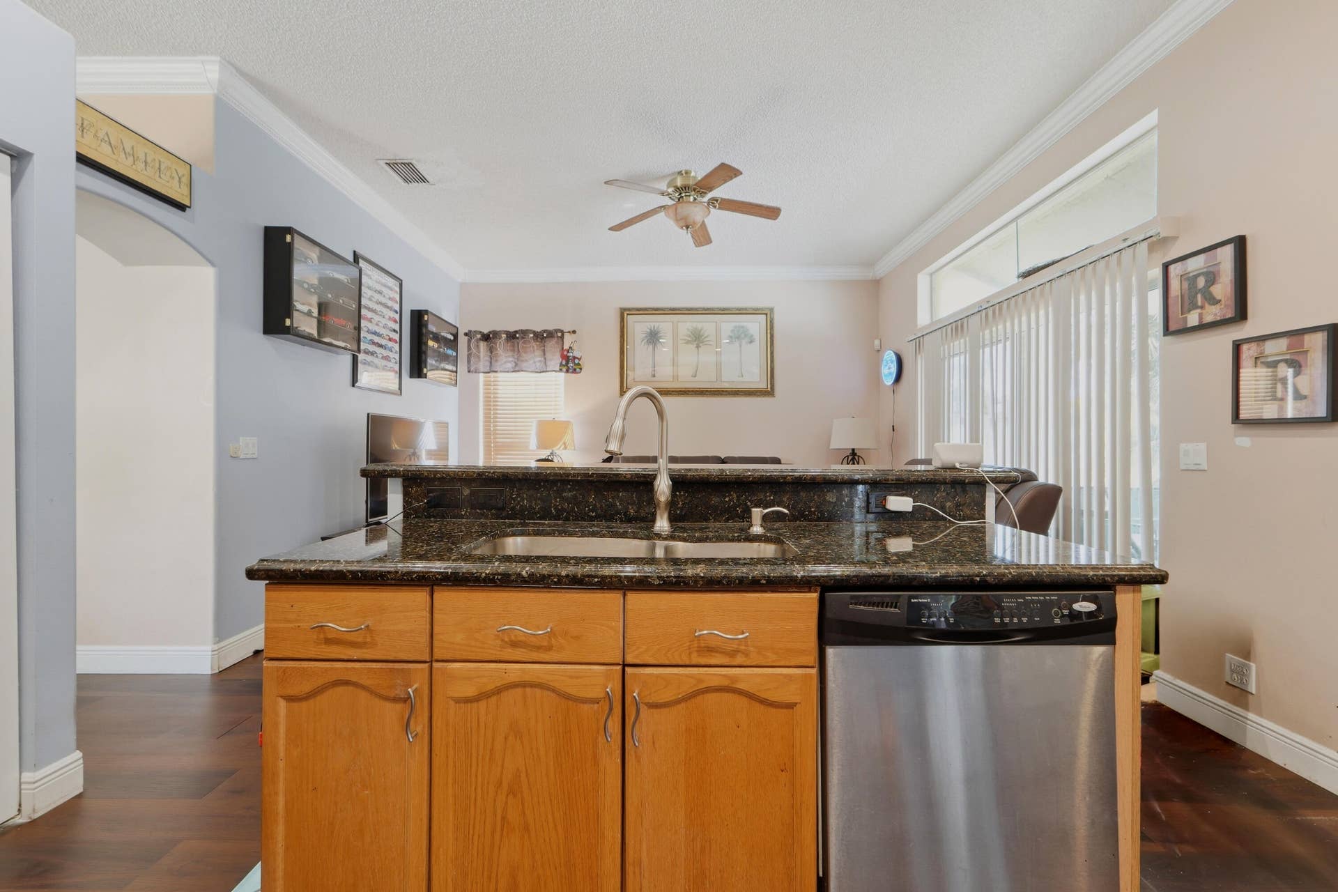 6801 Las Colinas Lane, Lake Worth, FL 33463 Has breakfast bar