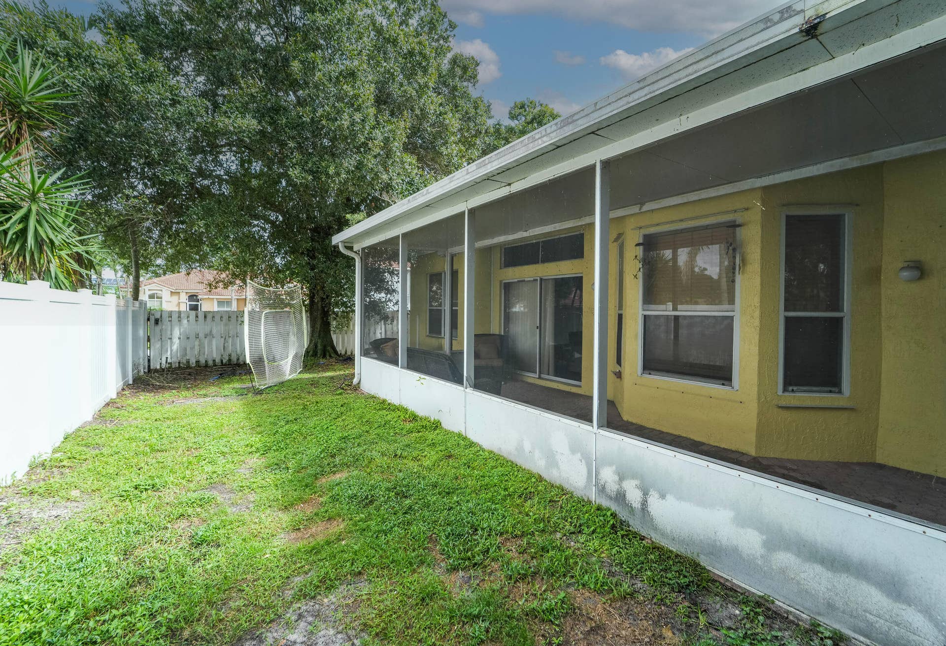 6801 Las Colinas Lane, Lake Worth, FL 33463 Still green space for pets
