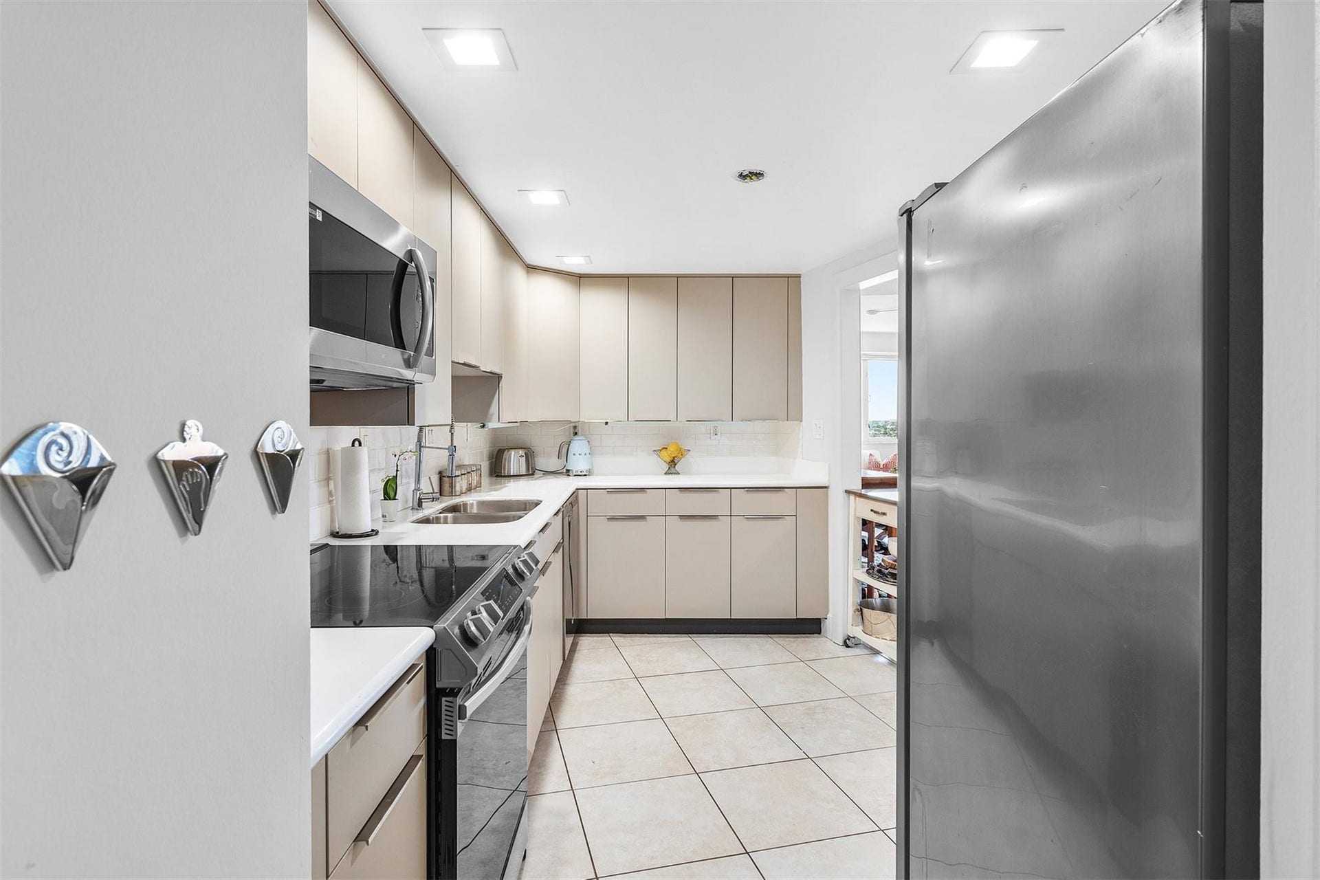 3000 Holiday Drive, Fort Lauderdale, FL 33316 Photo 6