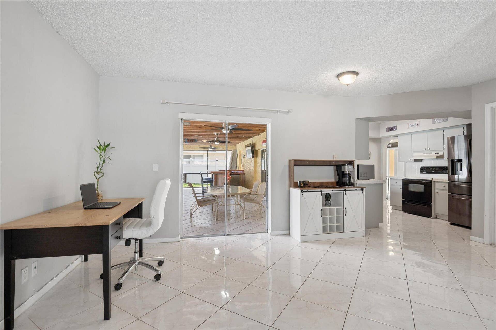 11913 NW 31st Street, Coral Springs, FL 33065 Living Room - extra space for a variety of seating arragemments