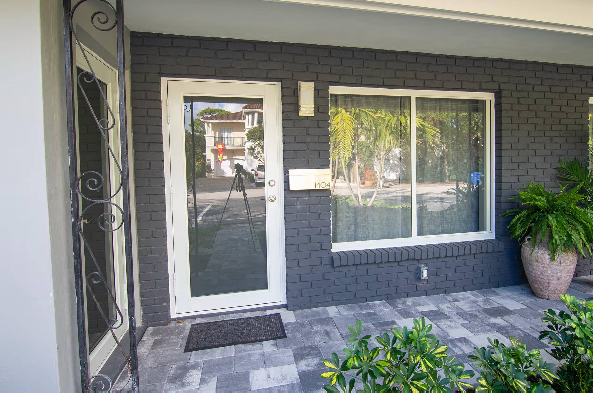 1400 NE 23RD Street, Wilton Manors, FL 33305 FRONT DOOR ENTRANCE