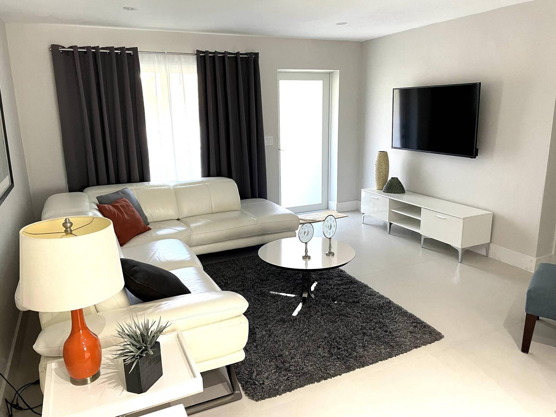 1400 NE 23RD Street, Wilton Manors, FL 33305 LIVINGROOM