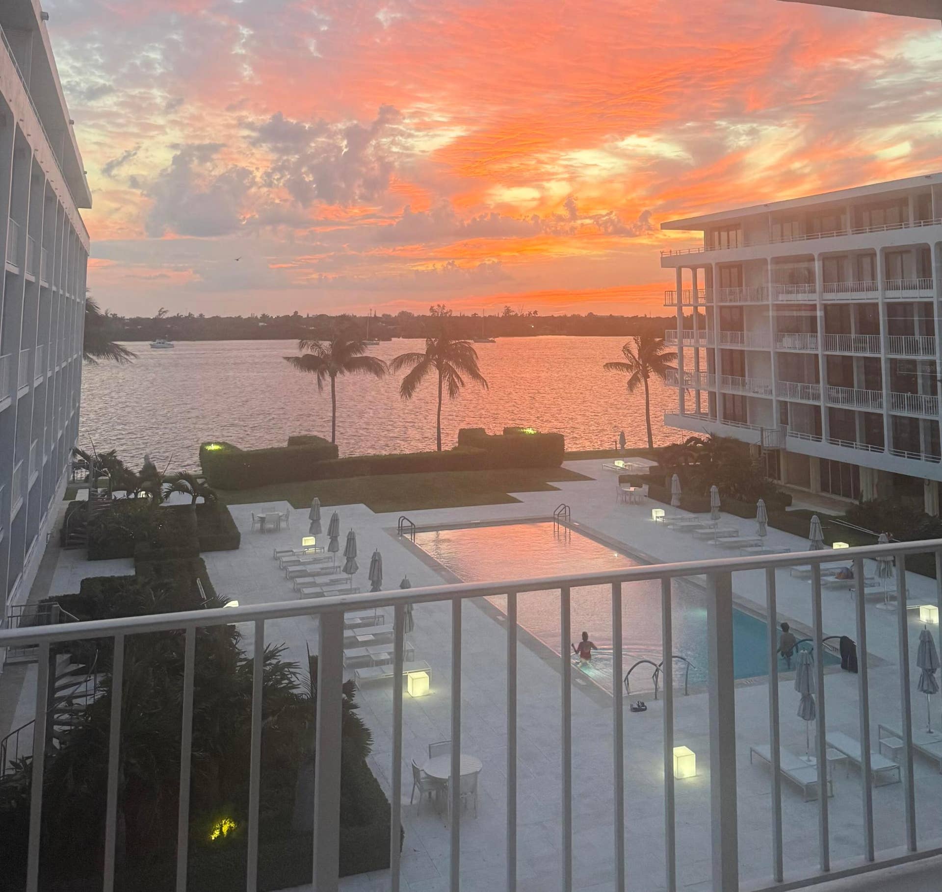 2784 S OCEAN Boulevard, #301E, Palm Beach, Palm Beach, FL 33480 Intriguing colors