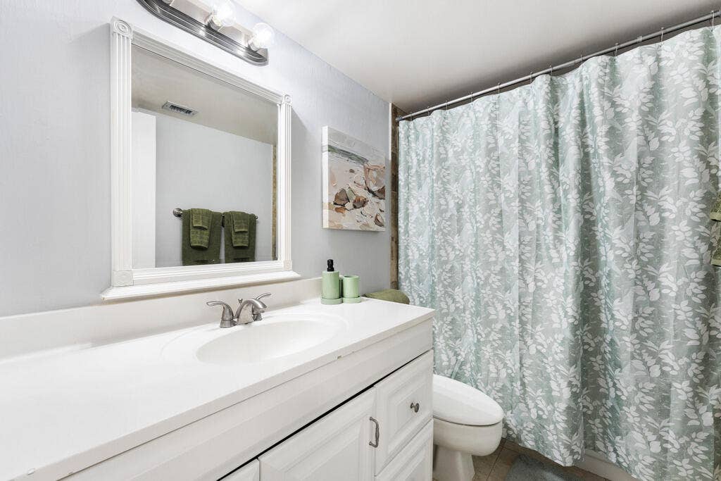 1605 S US HIGHWAY 1, #F106, Jupiter, FL 33477 Guest Bath