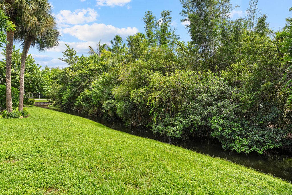 1605 S US HIGHWAY 1, #F106, Jupiter, FL 33477 Yard