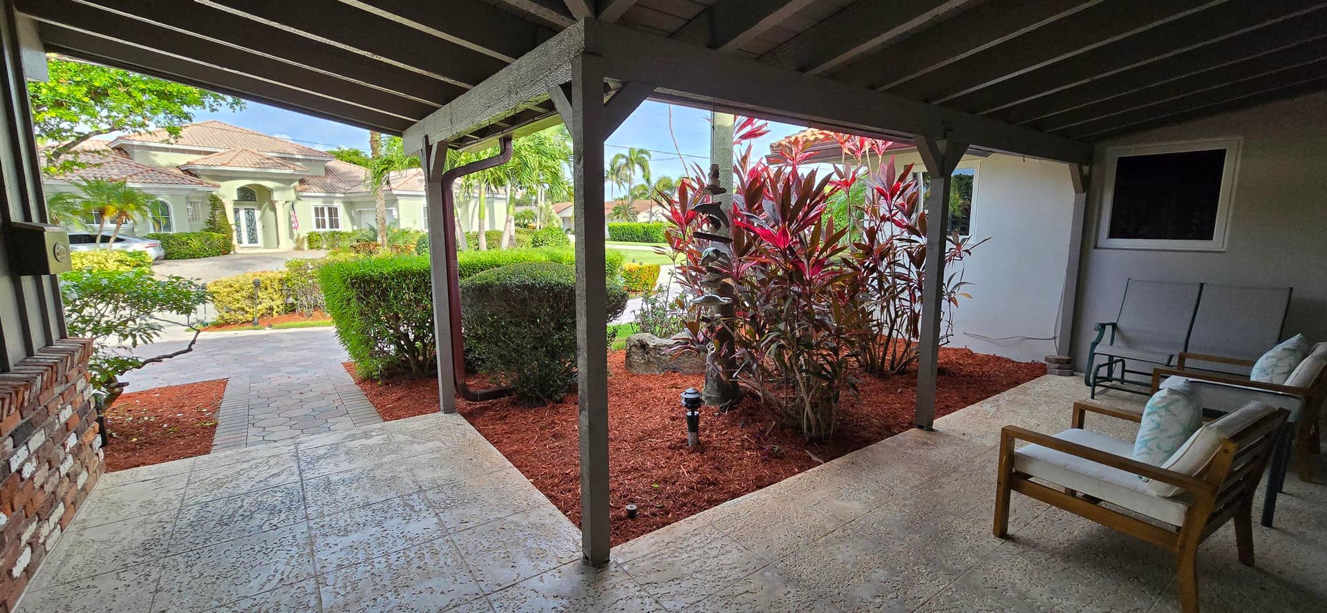 4011 NE 27th Terrace, Lighthouse Point, FL 33064 Frong porch entry