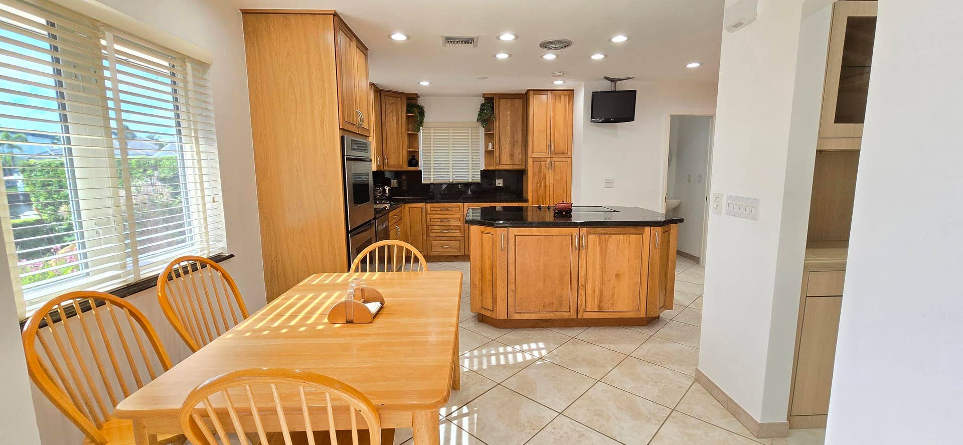 4011 NE 27th Terrace, Lighthouse Point, FL 33064 Eat in kitchen overlooking water