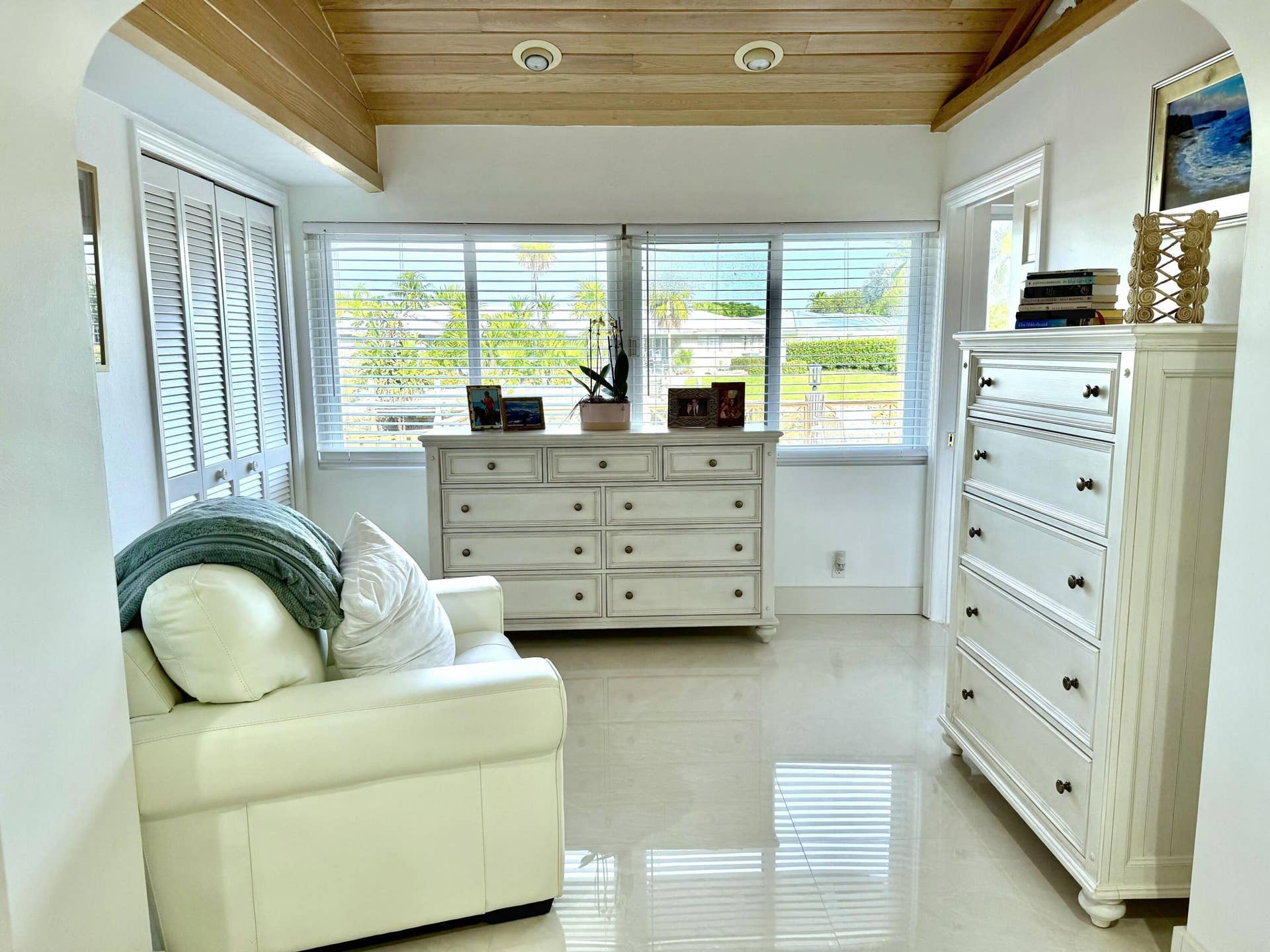 4011 NE 27th Terrace, Lighthouse Point, FL 33064 Sun room overlooking intracoastal