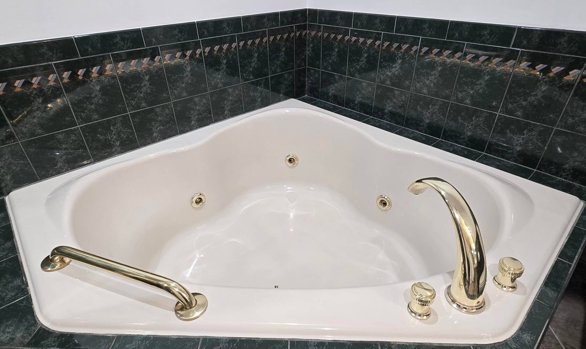 4011 NE 27th Terrace, Lighthouse Point, FL 33064 Jacuzzi Corner tub Master