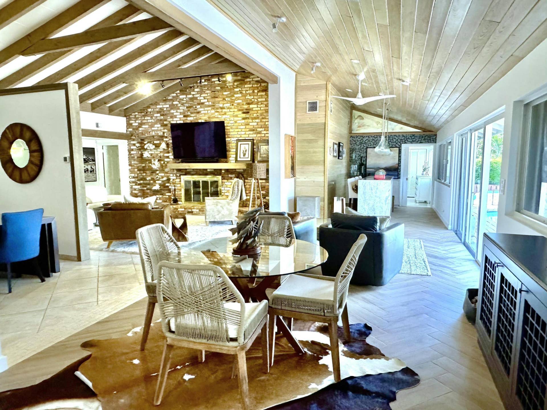 4011 NE 27th Terrace, Lighthouse Point, FL 33064 Family room overlooking pool & water