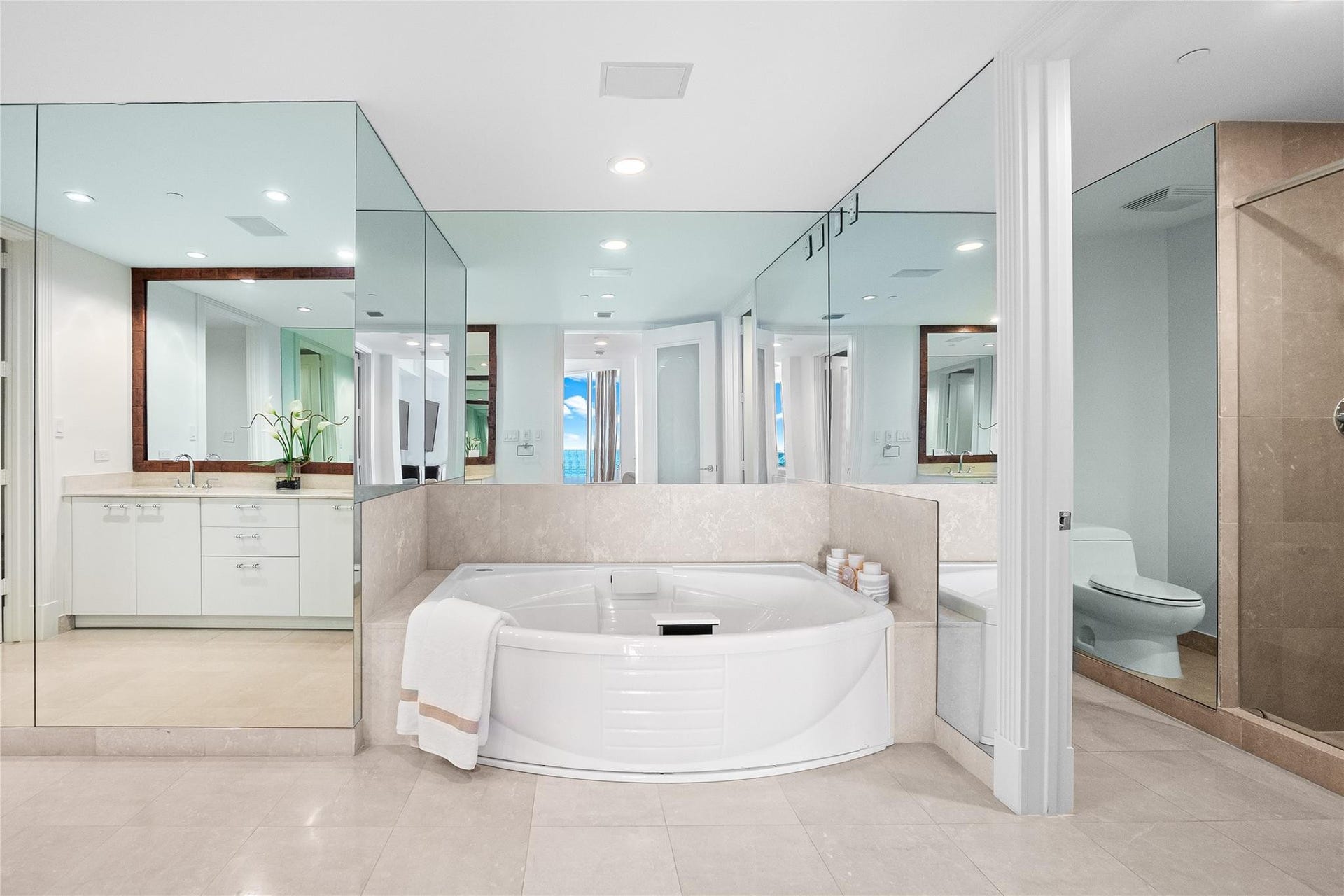 1600 S Ocean Boulevard, #301, Lauderdale-By-The-Sea, Pompano Beach, FL 33062 Separate Tub & Shower