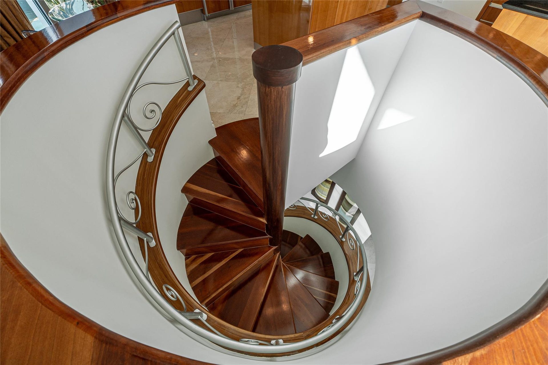 1600 S Ocean Boulevard, #301, Lauderdale-By-The-Sea, Pompano Beach, FL 33062 Beautiful spiral Staircase