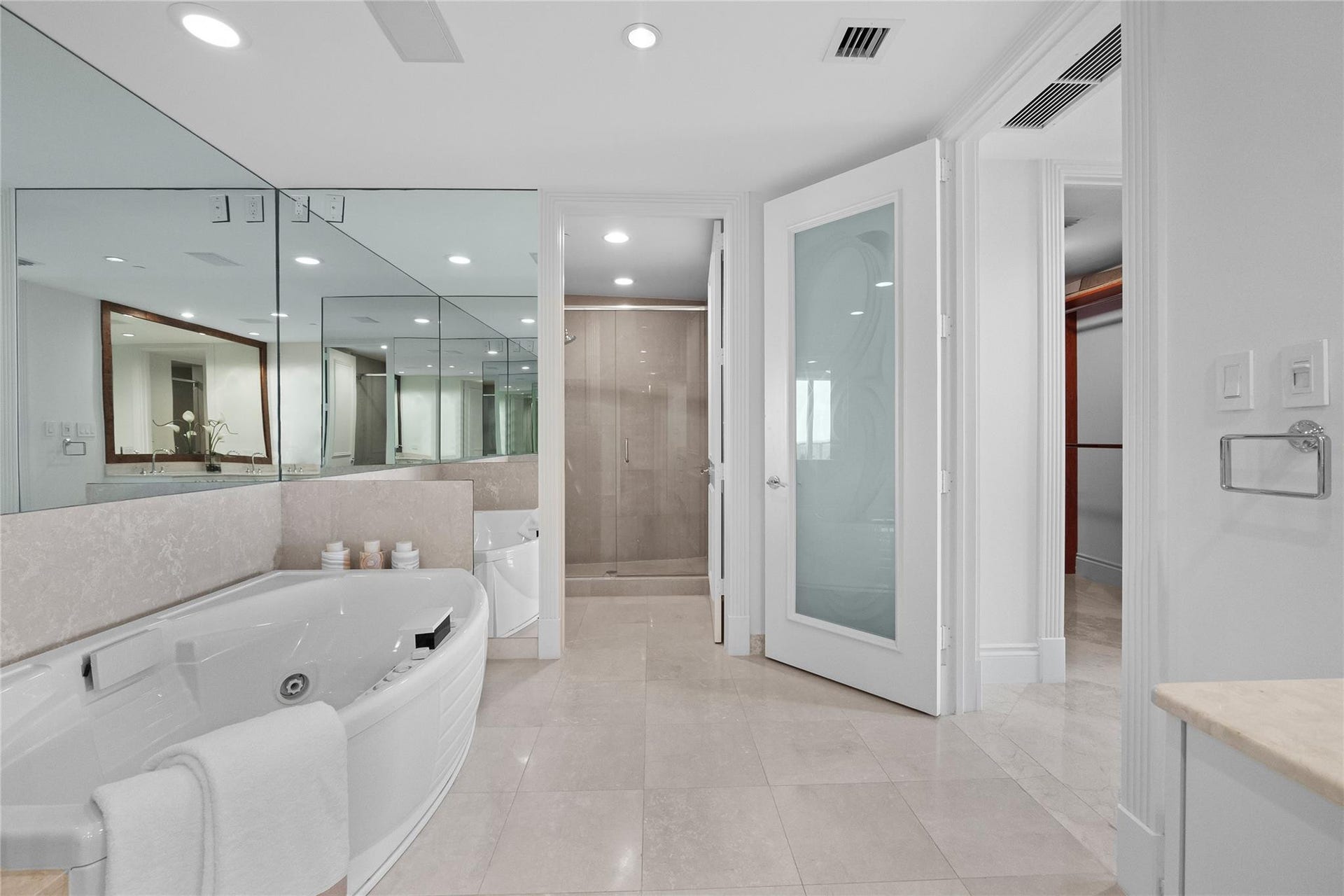 1600 S Ocean Boulevard, #301, Lauderdale-By-The-Sea, Pompano Beach, FL 33062 Double water closets & showers