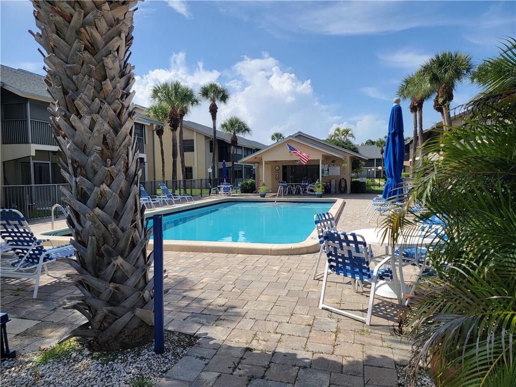 1001 SE 6TH Avenue, #127, Deerfield Beach, Deerfield Beach, FL 33441 Outdoor swimming pool with integrated spa and surrounding paver patio