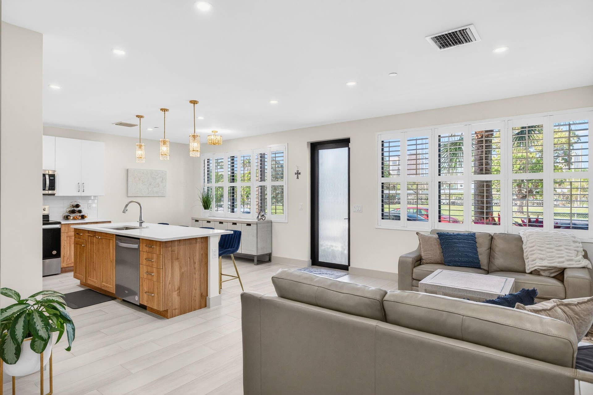 410 SE 12th Court, Fort Lauderdale, FL 33316 30-web-or-mls-699A8888