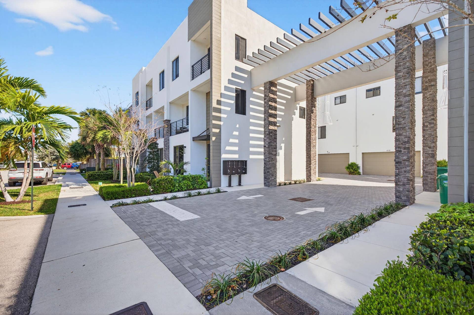 410 SE 12th Court, Fort Lauderdale, FL 33316 83-web-or-mls-699A8970