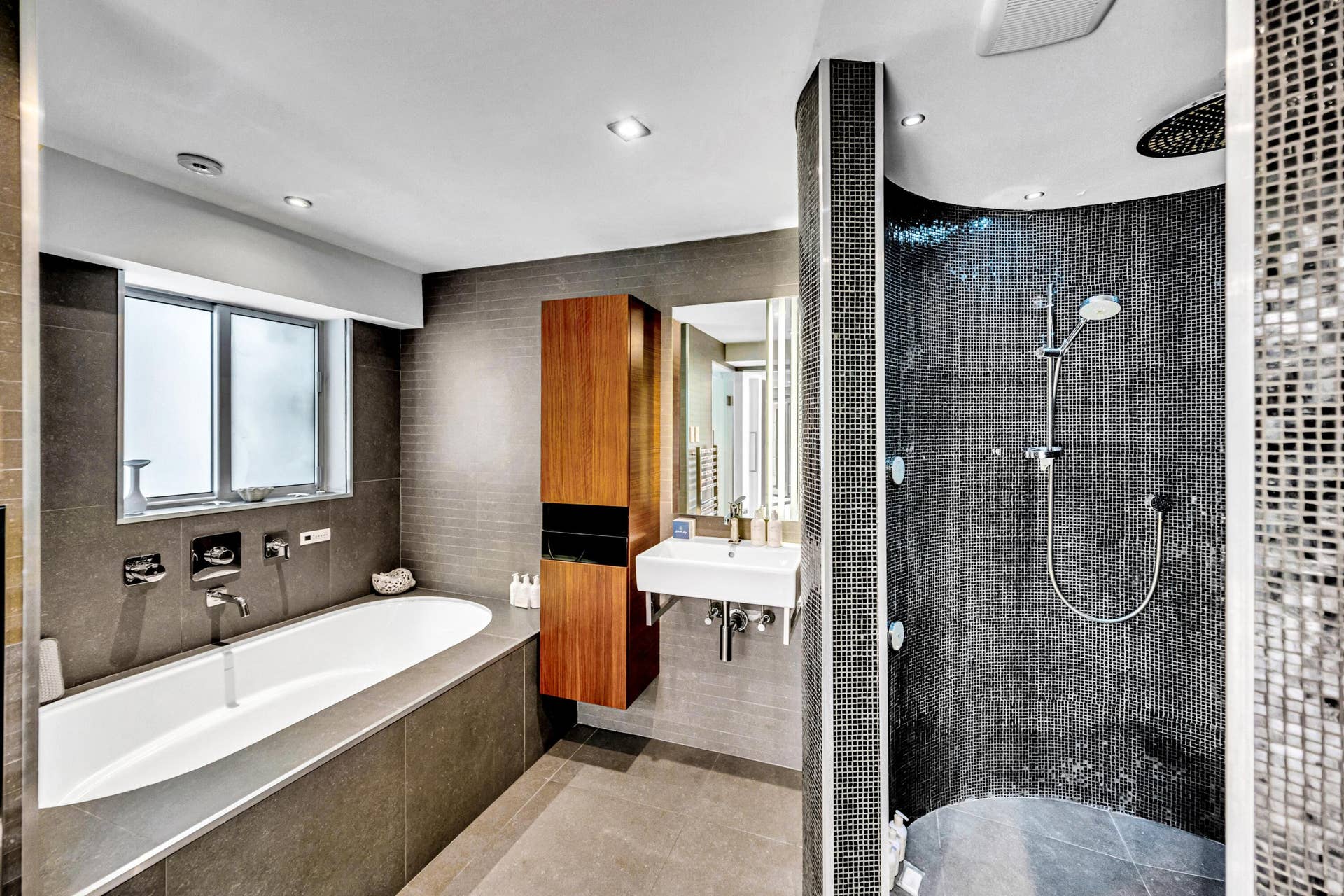 510 SW 18th Avenue, Fort Lauderdale, FL 33312 Deep soaking tub with wall-mounted fixtures