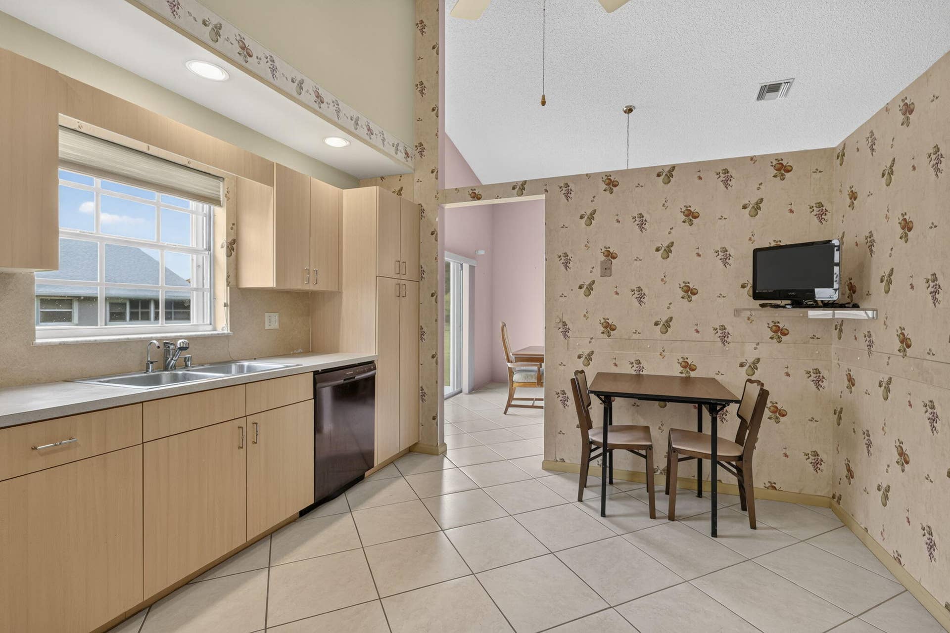 3914 Dafilee Circle, West Palm Beach, FL 33417 Kitchen