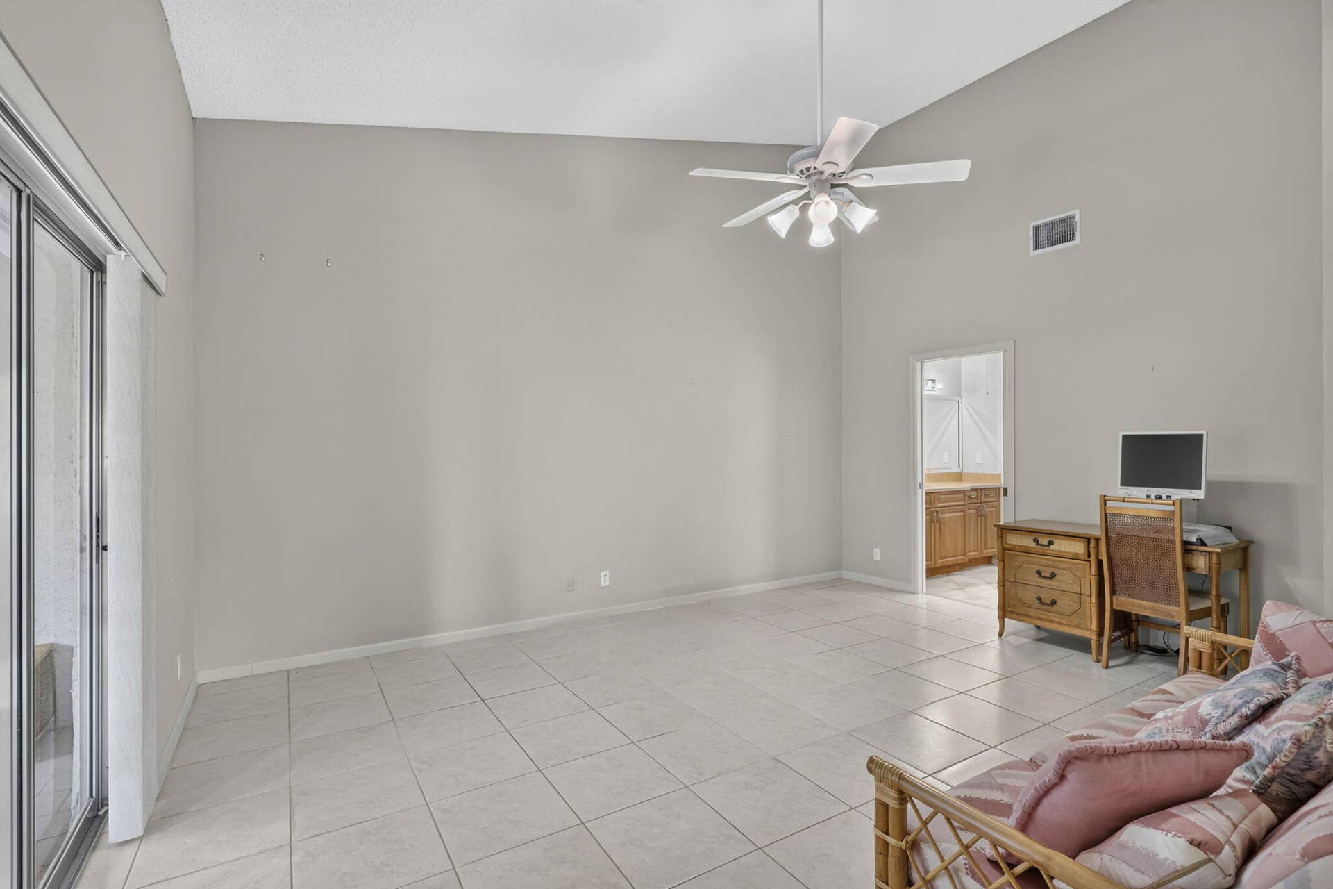 3914 Dafilee Circle, West Palm Beach, FL 33417 Spacious Primary Suite