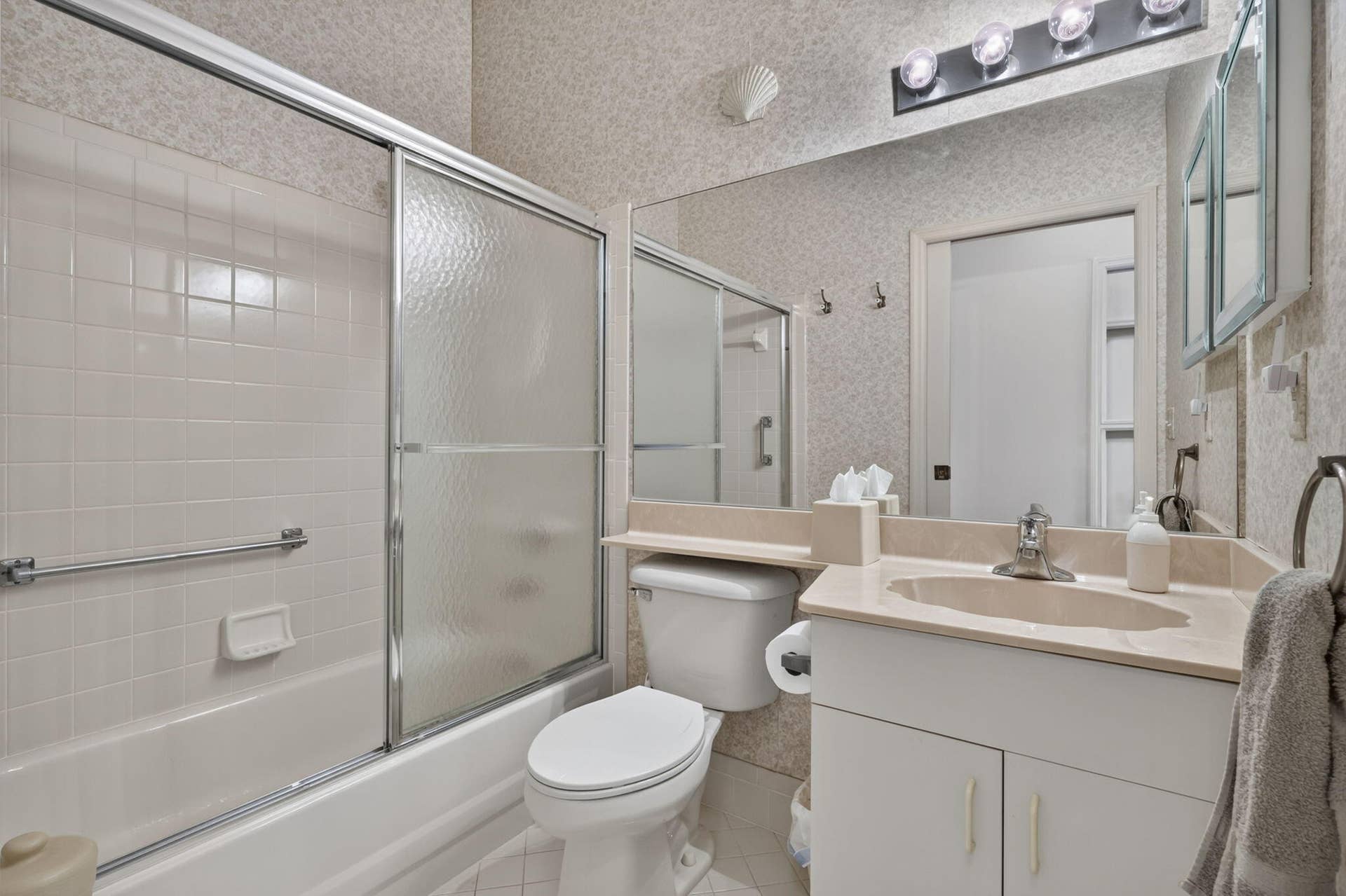 3914 Dafilee Circle, West Palm Beach, FL 33417 Second Bathroom
