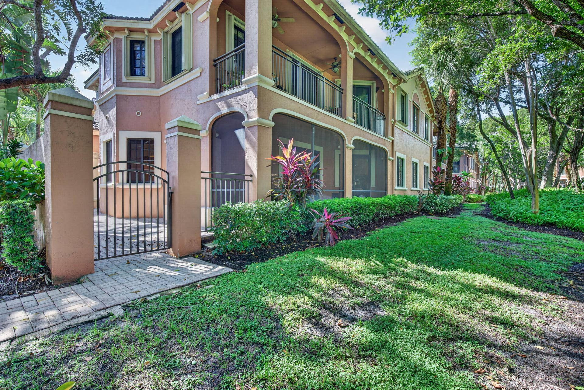 2790 Kinsington Circle, Weston, FL 33332 Common Courtyard