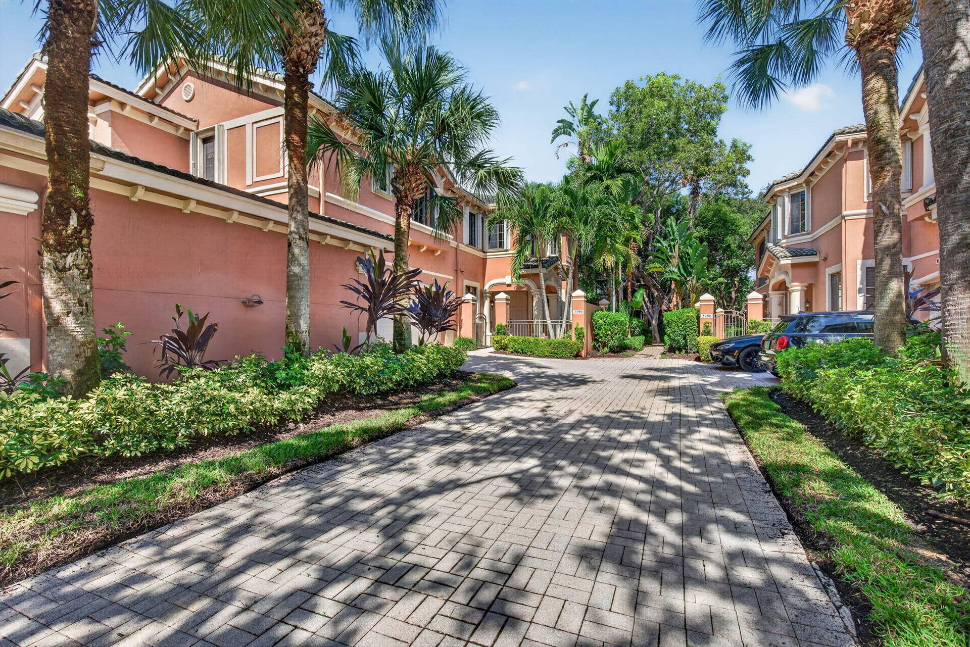 2790 Kinsington Circle, Weston, FL 33332 Driveway Approach