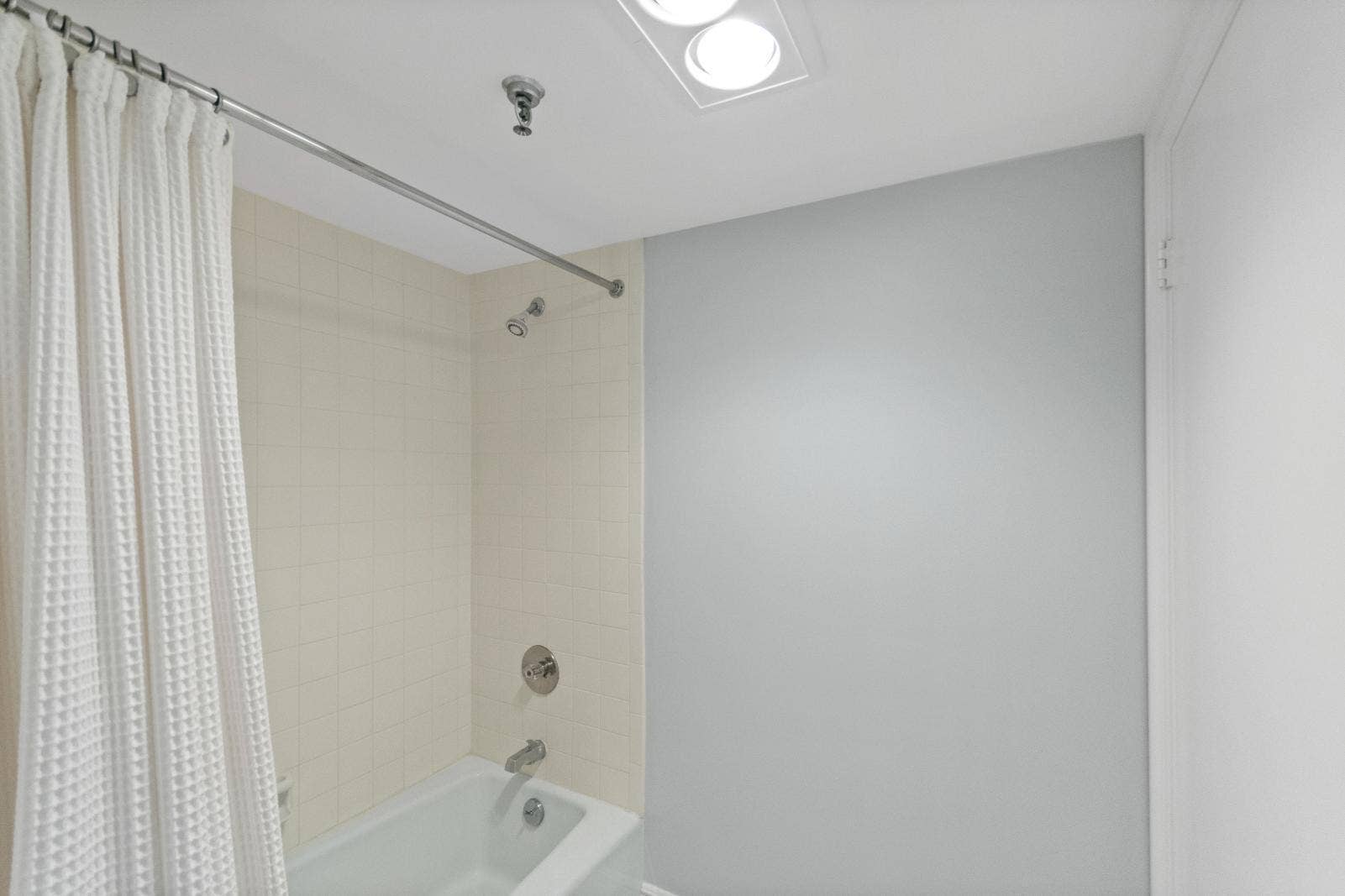 115 Lakeshore Drive, #549, North Palm Beach, FL 33408 Guest Bath Combo Tub/Shower