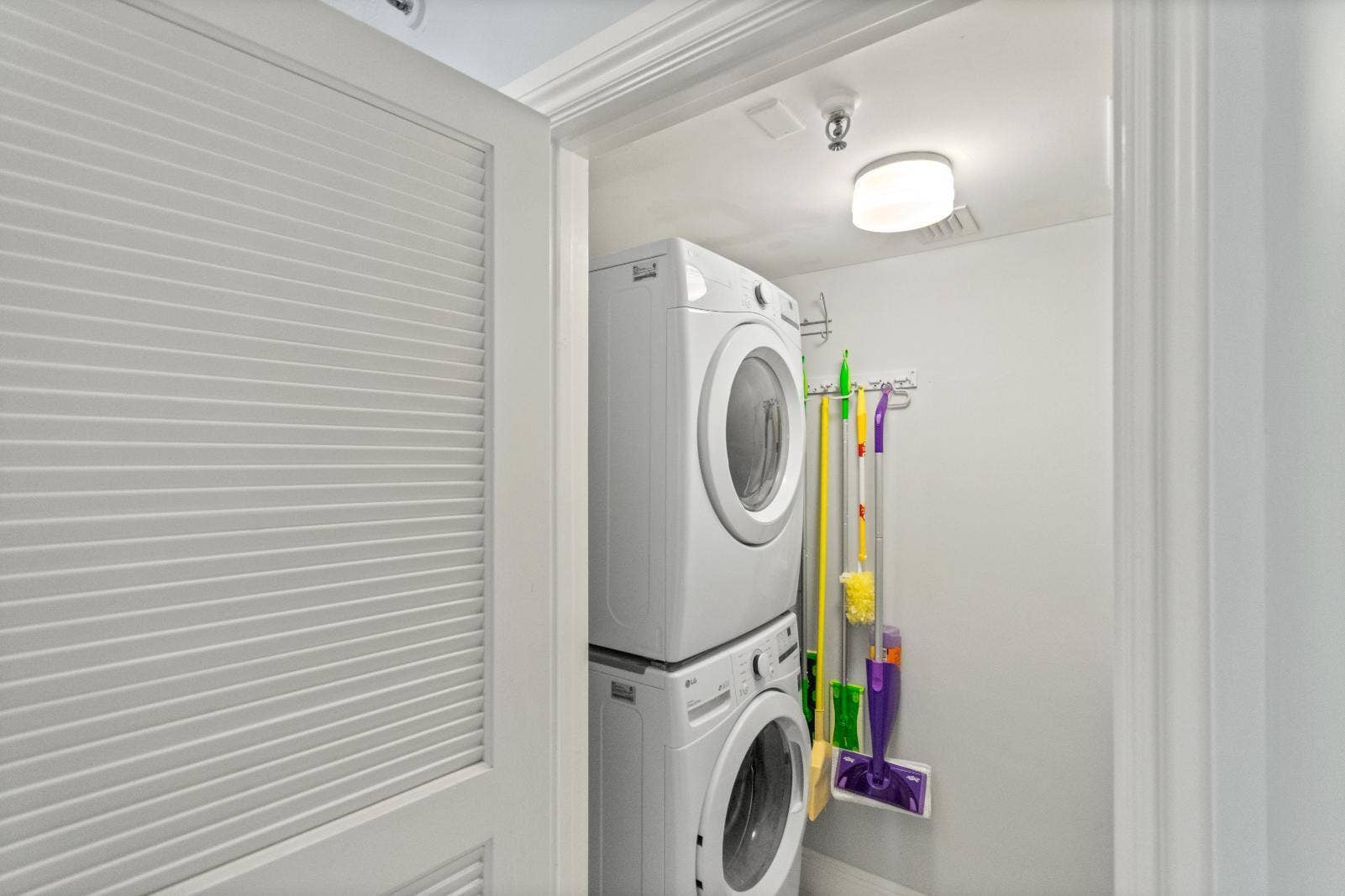 115 Lakeshore Drive, #549, North Palm Beach, FL 33408 Laundry Room