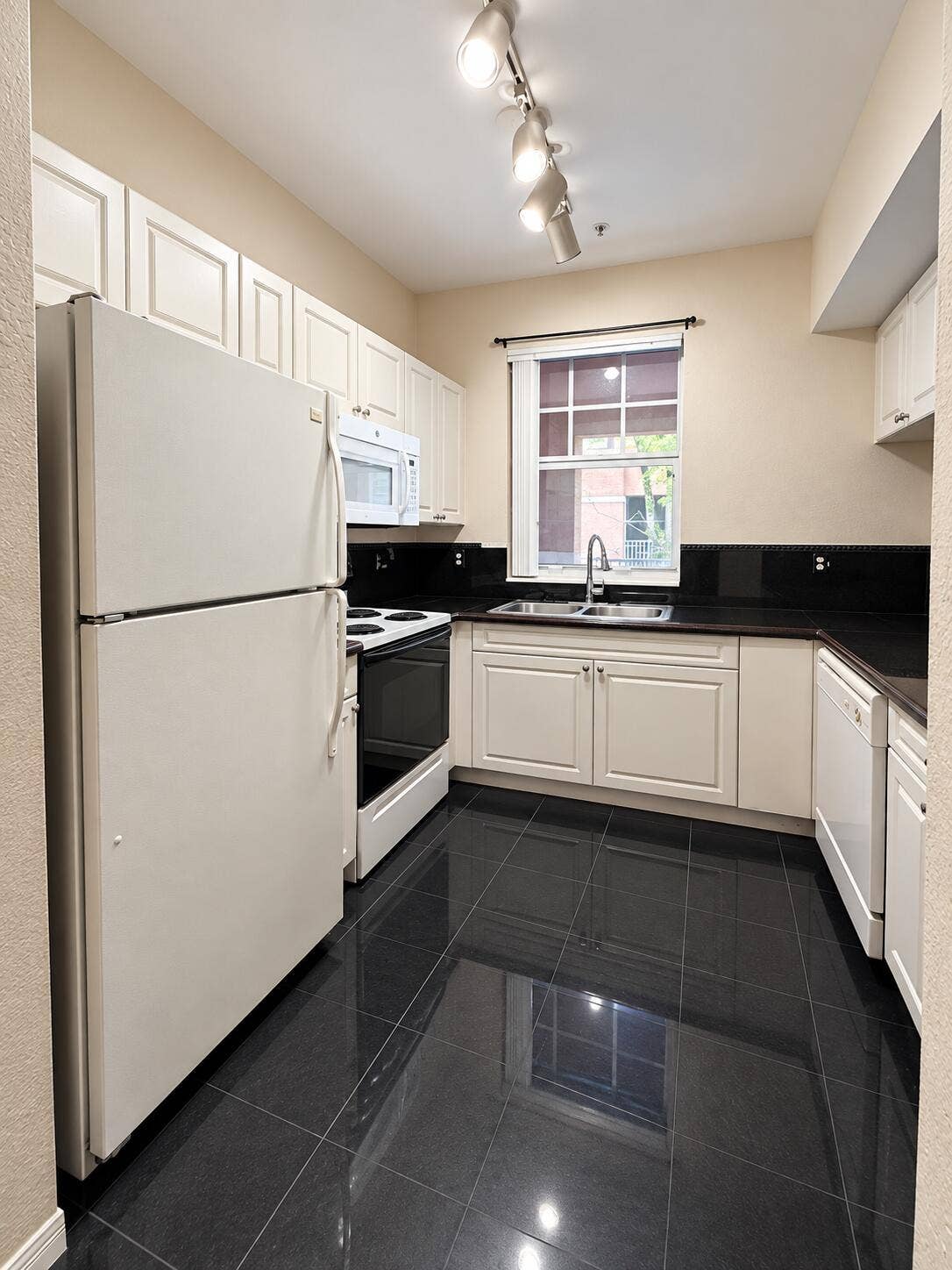 6780 W SAMPLE Road, #6780, Coral Springs, FL 33067 KITCHEN
