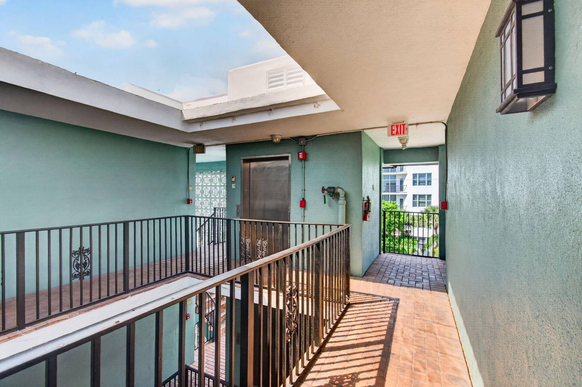 180 SE 20th Avenue, #403, Deerfield Beach, FL 33441 Entrance